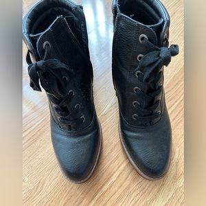 Gently used Naturalizer Madalynn Combat Boot in black